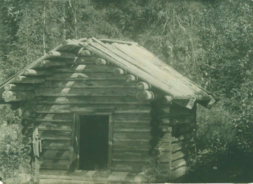Часовня, построенная на роднике, на Ютнемском лугу. Фото Томского И.И. 1921 год.