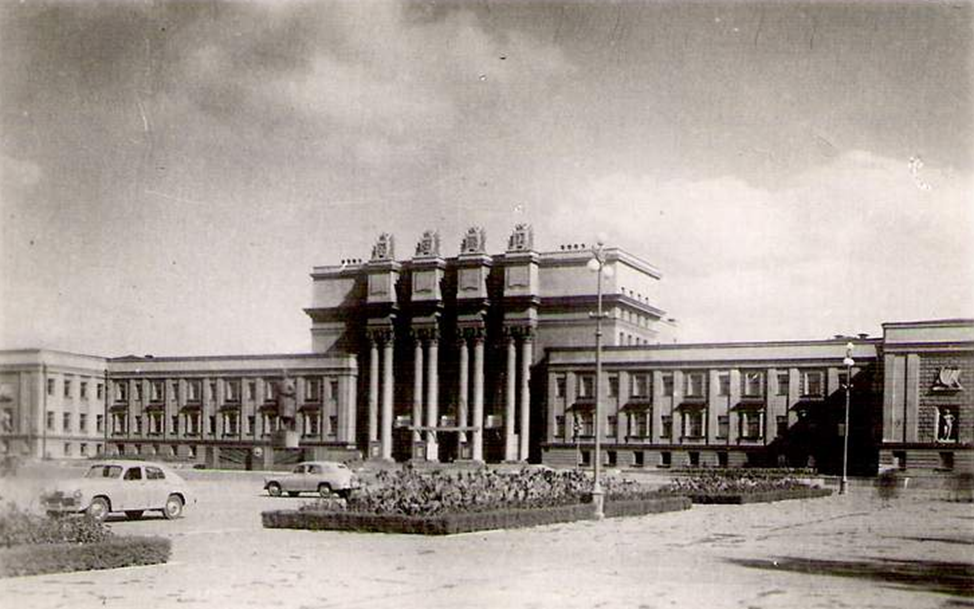 Источник: http://oldsamara.samgtu.ru/part_1/page_3-02/html/14.html. 
Дворец культуры на площади Куйбышева. 1952 г.
