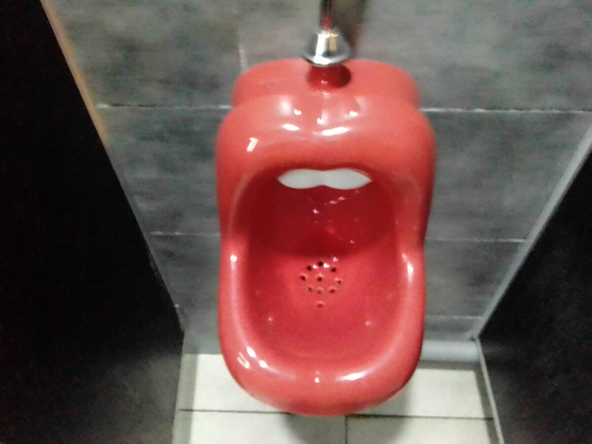 А ведь в этот туалет и дети ходят