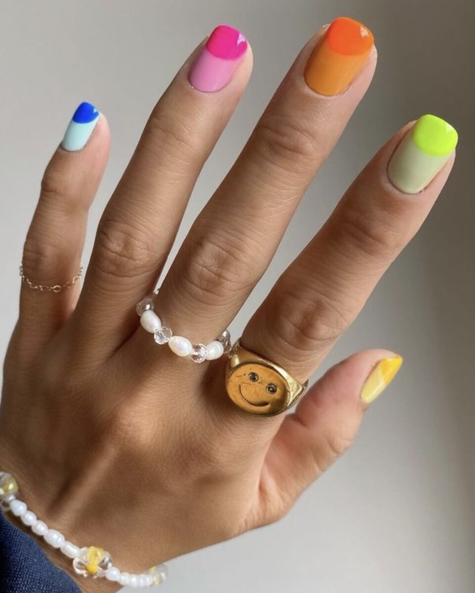 Яркие «вырви глаз» оттенки снова в моде. Особенное сочетание нюда и кислотных оттенков придадут шарм вашим пальчикам. Не забудьте про украшения!