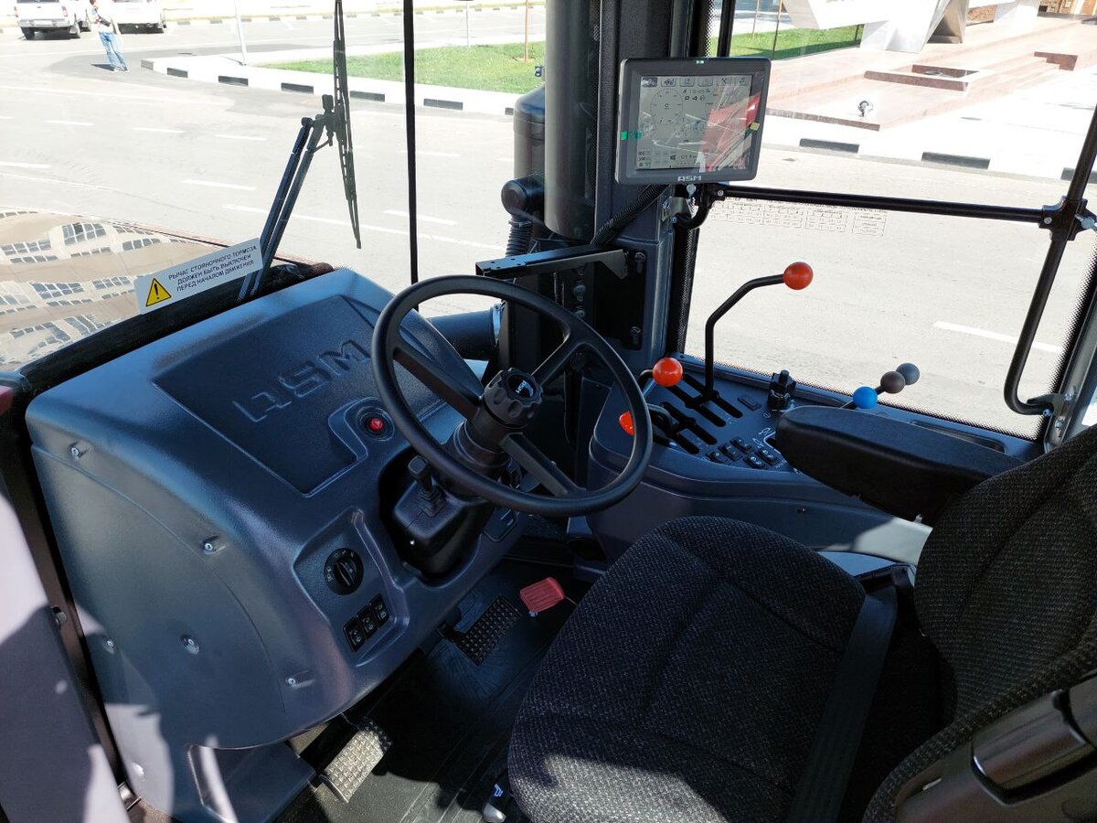 В кабине трактора RSM 2375