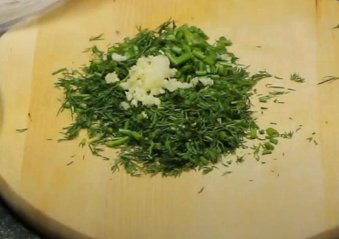 Зелень укропа с чесноком