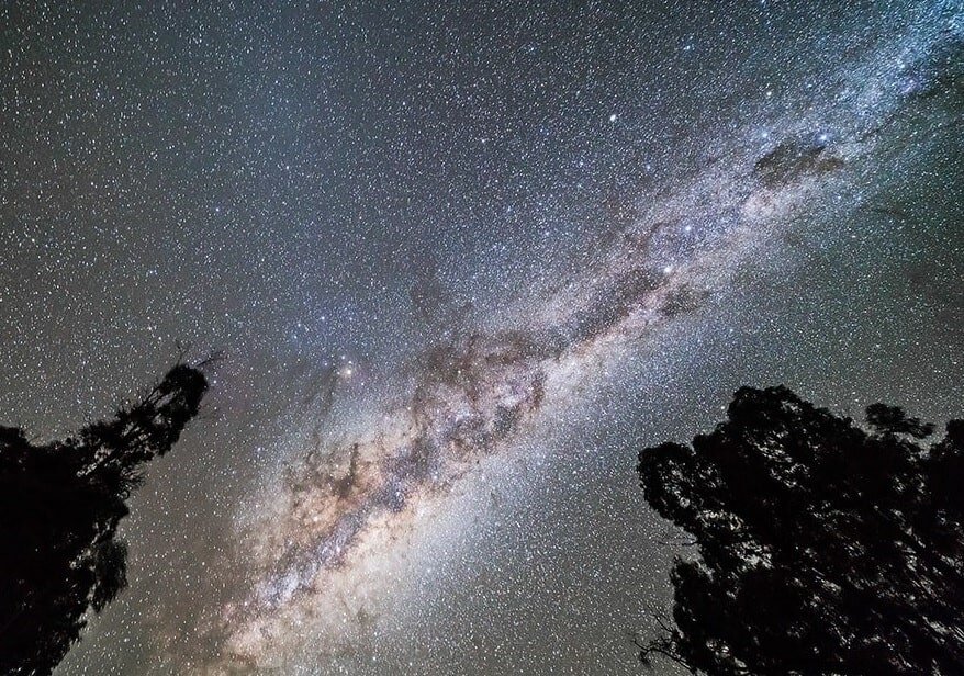 Темные облака в Млечном Пути. Credit: Allan Dyer / AmazingSky