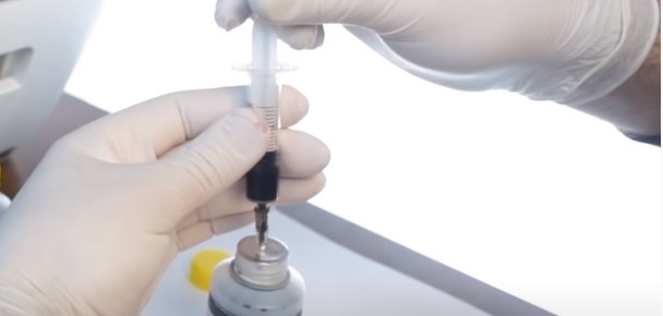 Набираем чернила в шприц для заправки черного картриджа