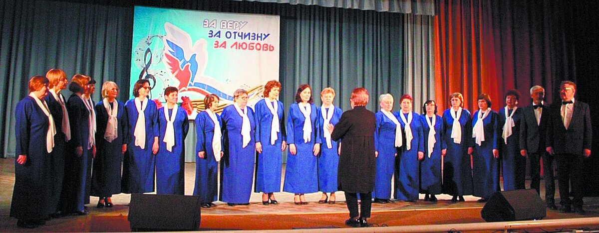 Хор «С песней по жизни» на областном конкурсе патриотической песни выступил блестяще и стал победителем.