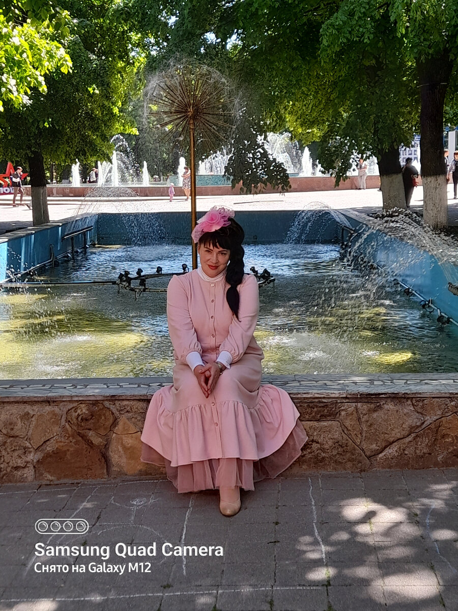 Маргарита Яковлева www.runja.ru - врач, писатель, публицист. Лауреат губернаторской премии г. Белгорода. Автор книг и методик ЗОЖ, программ реабилитации и восстановления позвоночника. Автор детских художественных книг "Лесной приют", "Чудеса слушайтесь", " Ты + Я".  Мне 54 года, фото сделано в прошлые выходные 14 мая 2022 года.. Насколько я выгляжу? Каждый пусть решит сам. И тот, кто по каким то причинам полон зла или невежества. И тот, кто полон любви, добра и света. И знает, что самые лучшие целительные средства в Природе. Здесь я уже после серьезной схватки с 1 и 2 волной коронавируса. Перенесла инфаркт, получила сахарный диабет, коксартроз и синдром иммунодефицита. Да, еще важный момент, отец умер от саркомы. Я смогла справиться со своим онкологическим заболеванием и остаться в живых. Думаю, что большую роль в этом сыграл и этот уникальный рецепт...