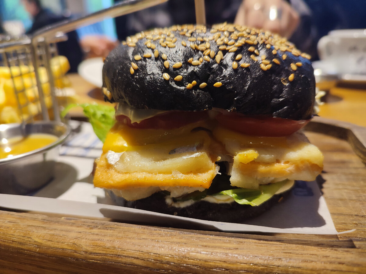 Бургер Атлантика с лососем и тунцом - 429 руб.