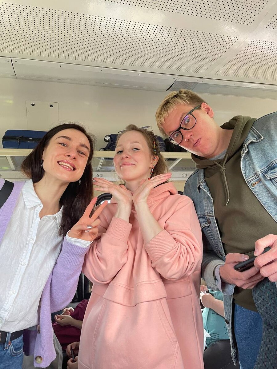 Ребята едут утром на поезде в Ярославль