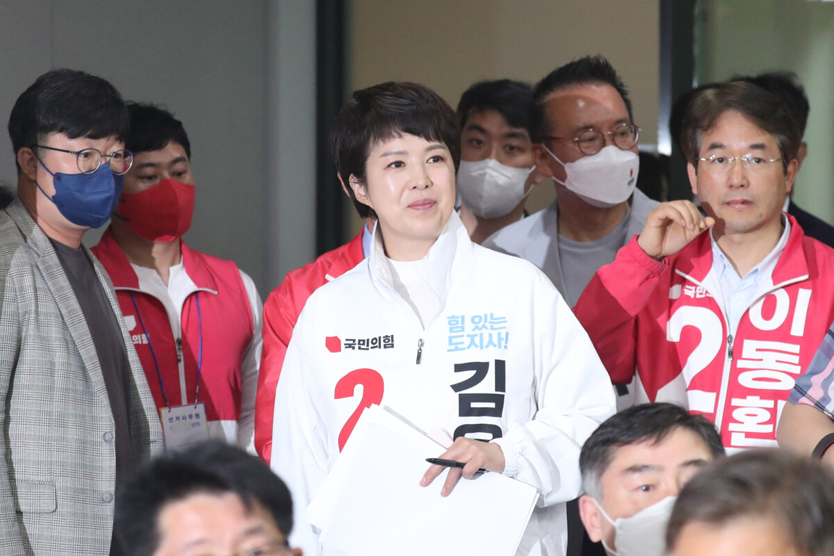 Ким  Ын Хе из Партии народной власти (в центре) перед тем, как произнести  свои ключевые предвыборные обещания для северной части Кёнгидо на  пресс-конференции, состоявшейся в провинциальном офисе Кёнгидо в  понедельник. (Ренхап)