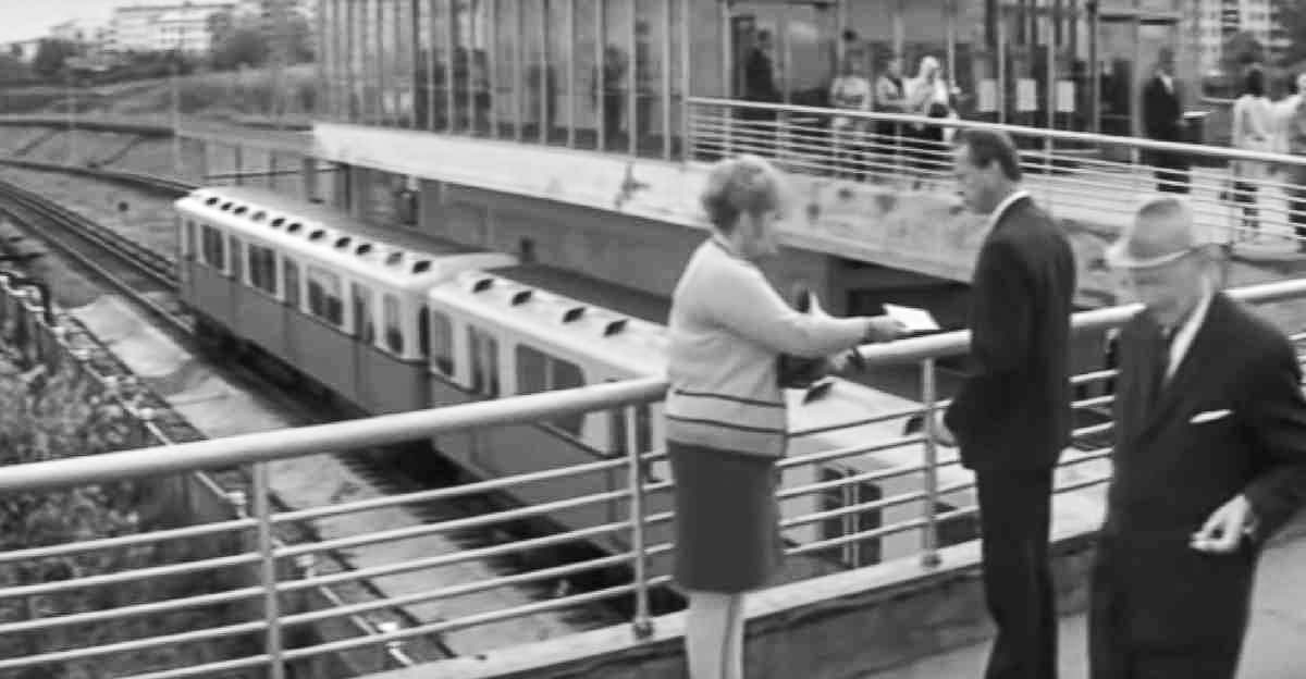 Кадр из фильма "Свой". Галина Волчек в роли Мамоновой и Олег Ефремов в роли Кошелева