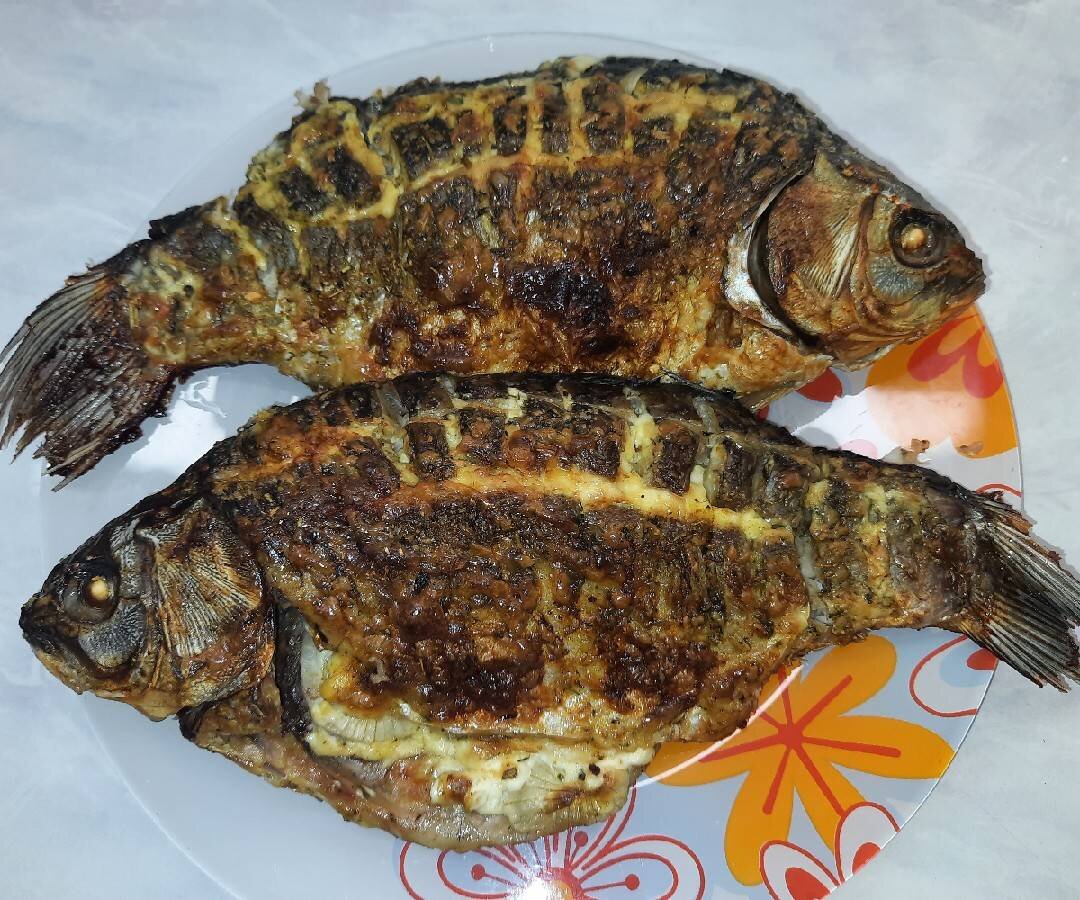 Жареные карасики в духовке. Караси в духовке с картошкой майонезом. Карась с картошкой в сметане запеченный в духовке. Караси в духовке с картошкой майонезом. Карась в духовке в фольге с картошкой.