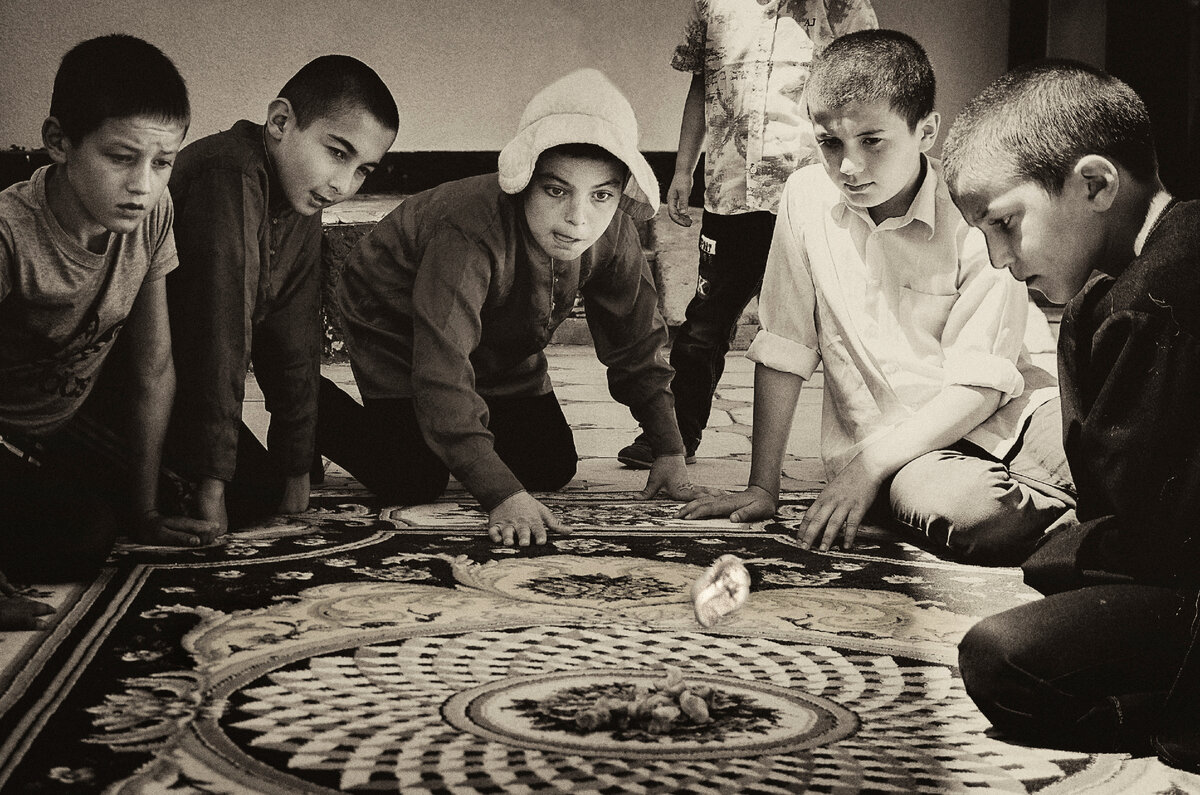 Дети играют в альчики.