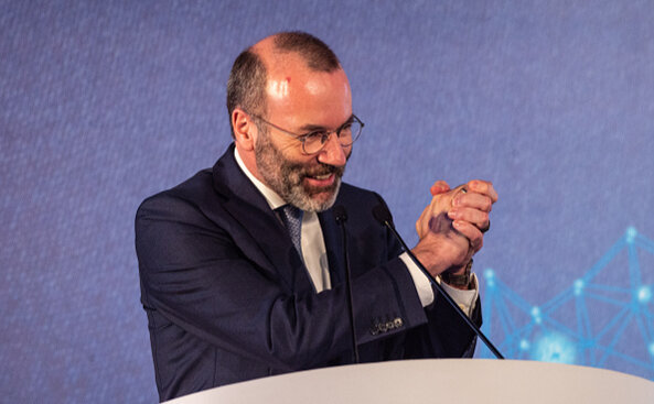 Глава Еврокомиссии Урсула фон дер Ляйен сообщила, что в конце следующей недели ЕК примет решение, рекомендовать ли ЕС предоставить Украине статус страны-кандидата. По данным Bloomberg, ЕК должна определиться 17 июня 
