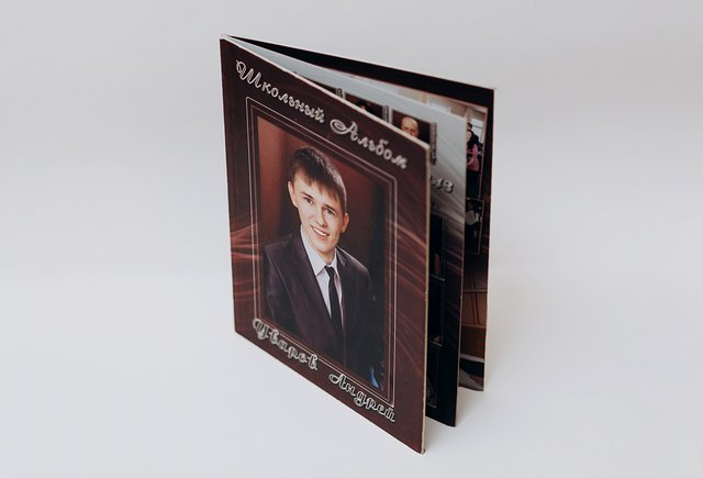 Изображение на обложке: выпускной альбом Андрея Уварова 