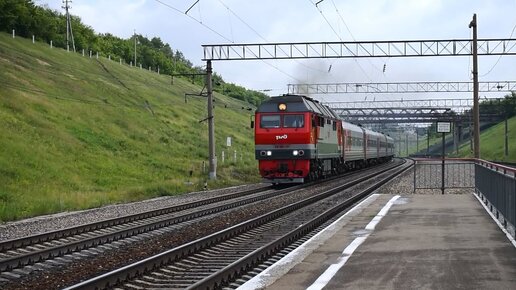 Тепловоз ТЭП70БС-261 с поездом 