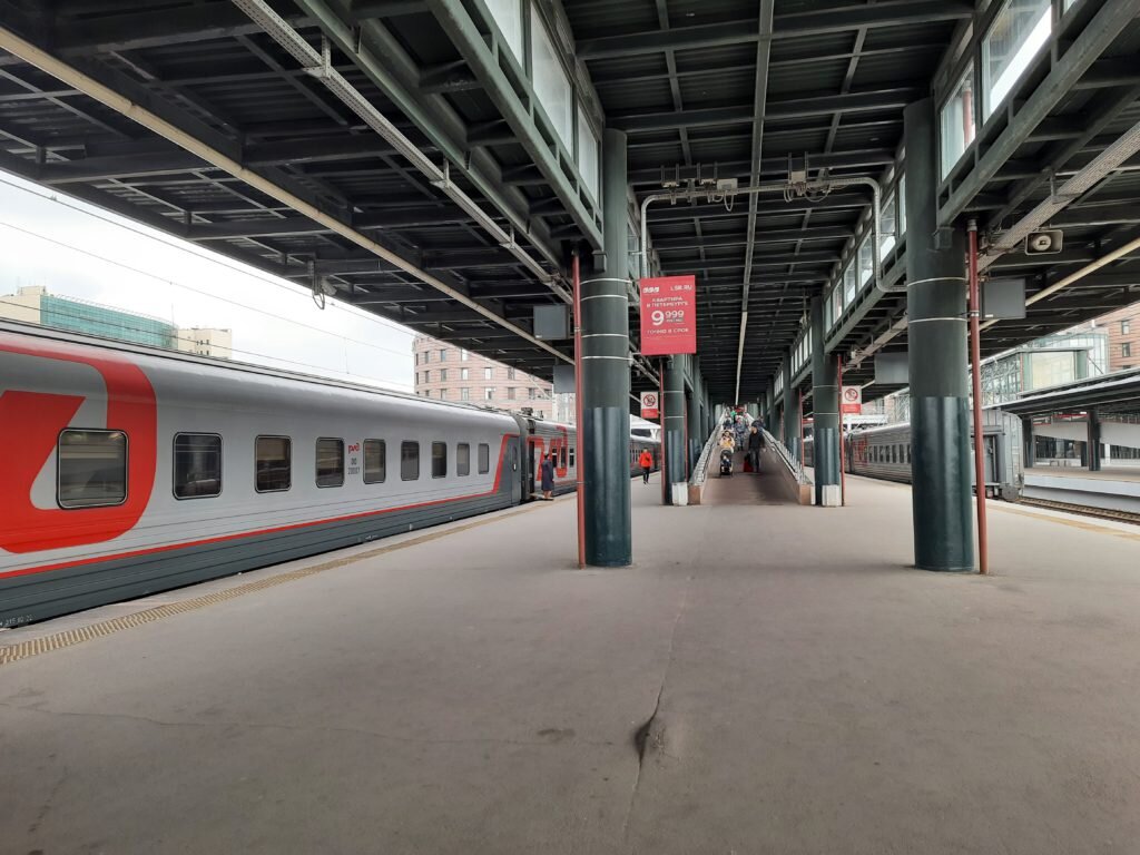 Поезд №349/350 (слева) на Ладожском вокзале Петербурга