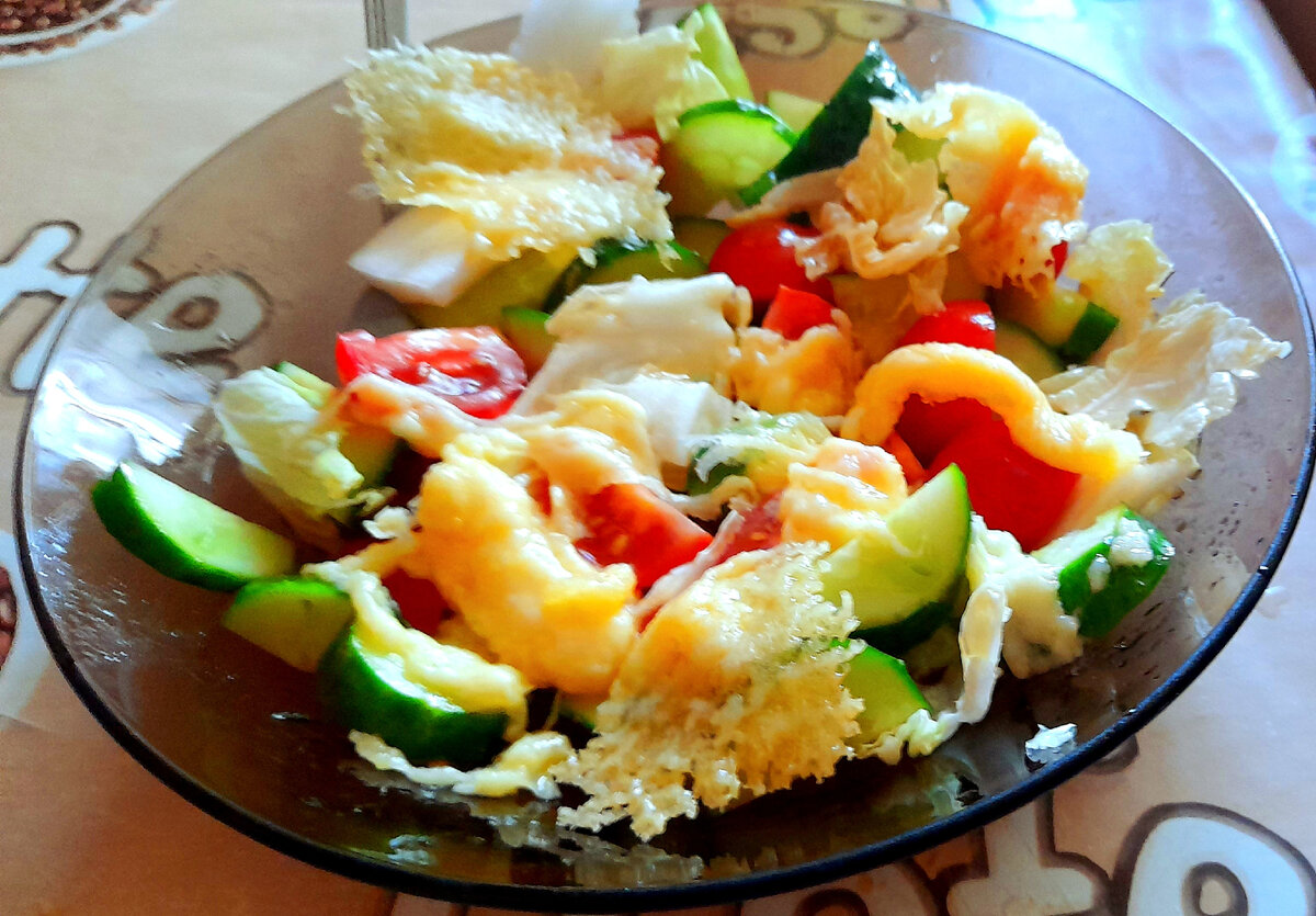 Очень вкусный салат с необычным сочетанием, состоящий из огурцов, помидор, салата, медово-горчичного соуса и жаренного сыра.