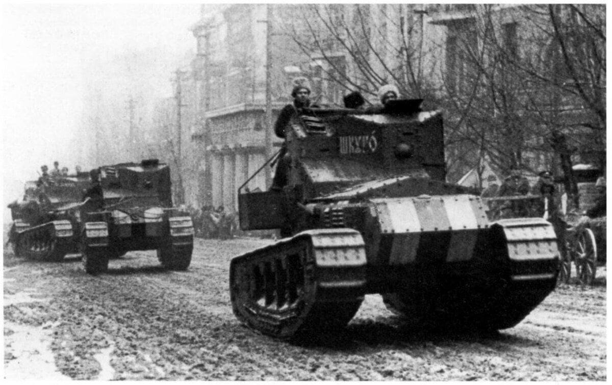  Танки МК-А «Уиппет» из состава 4-го отряда 1-го дивизиона танков движутся по улице Ростова. Осень 1919 года. Головная машина называется «Генерал Шкуро». 
