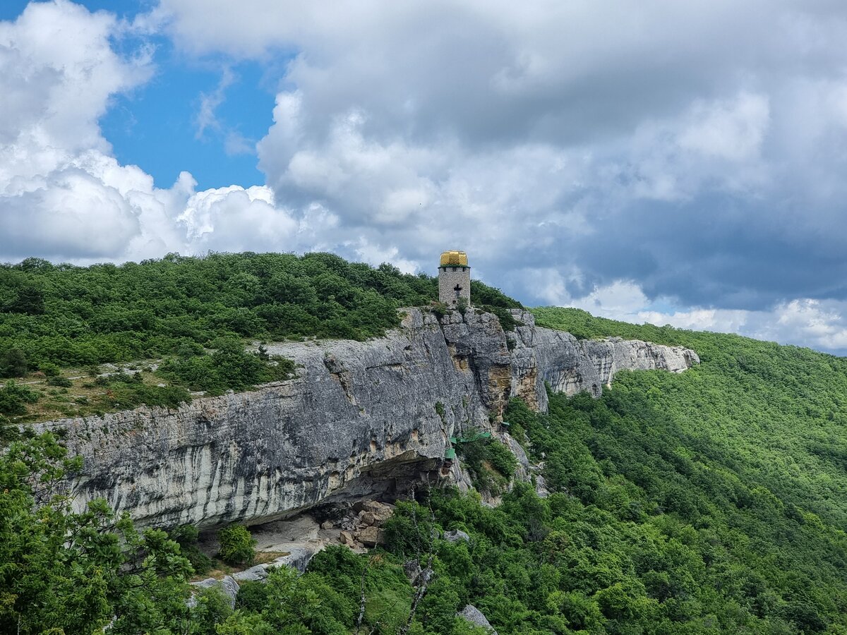 Тропа к монастырю Шулдан проходит по самому краю этого каменного уступа
