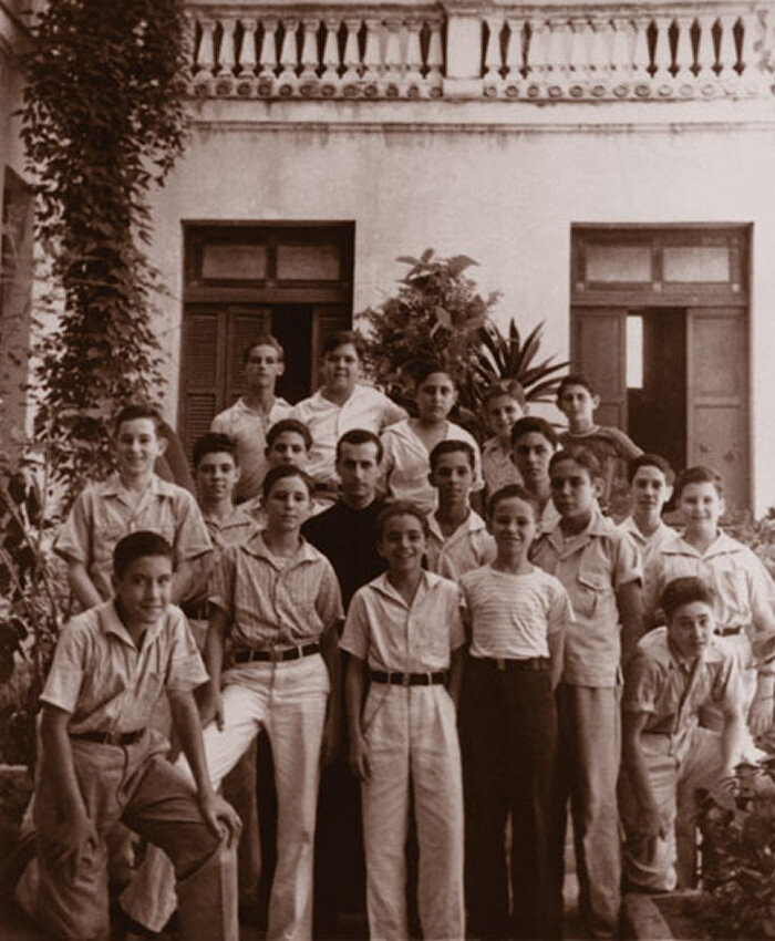 Ученики католического колледжа де Долорес в городе Сантьяго-де-Куба. Фидель Кастро - второй слева направо. 