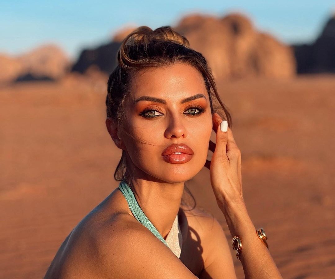     «Аж дрожат ноги от восторга»: Виктория Боня влезла на верблюда в пустыне