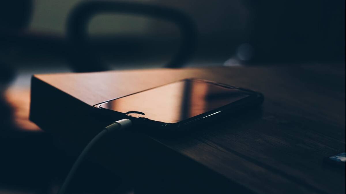 Фотограф: Hasan Albari: https://www.pexels.com/ru-ru/photo/iphone-7-1202575/