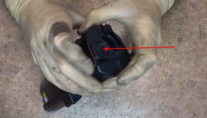 фото 2. Пробка, через которую был изначально заправлен картридж 