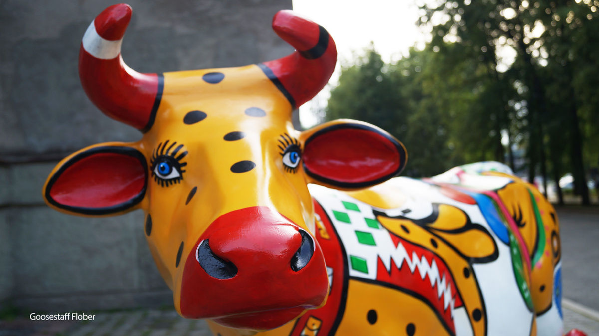 Корова, рекламирующая кофейню в здании Уралгипромеза