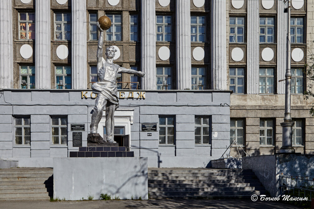 Воркутинский горный техникум. Скульптура "Путь в космос", рабочий держит первый искусственный спутник Земли, установлена перед техникумом в 1957 году.