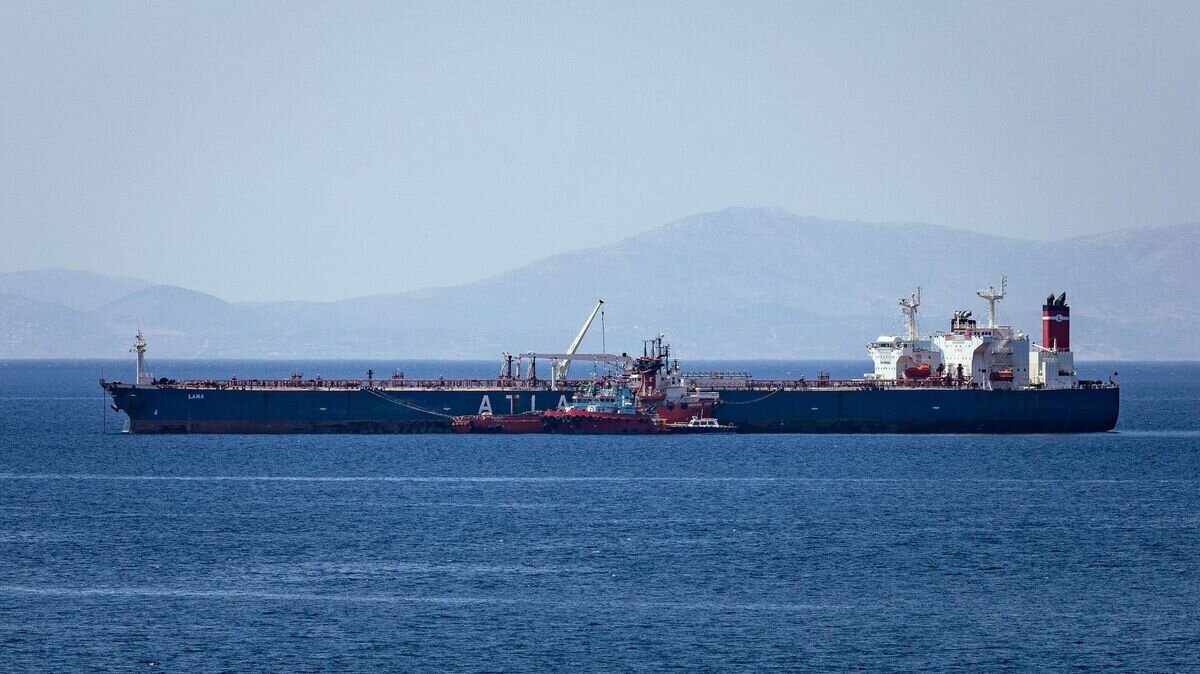    Танкер "Lana", зарегистрированный под российским флагом и перевозивший нефть из Ирана, в акватории острова Каристос в Греции© РИА Новости / Костис Нтантамис