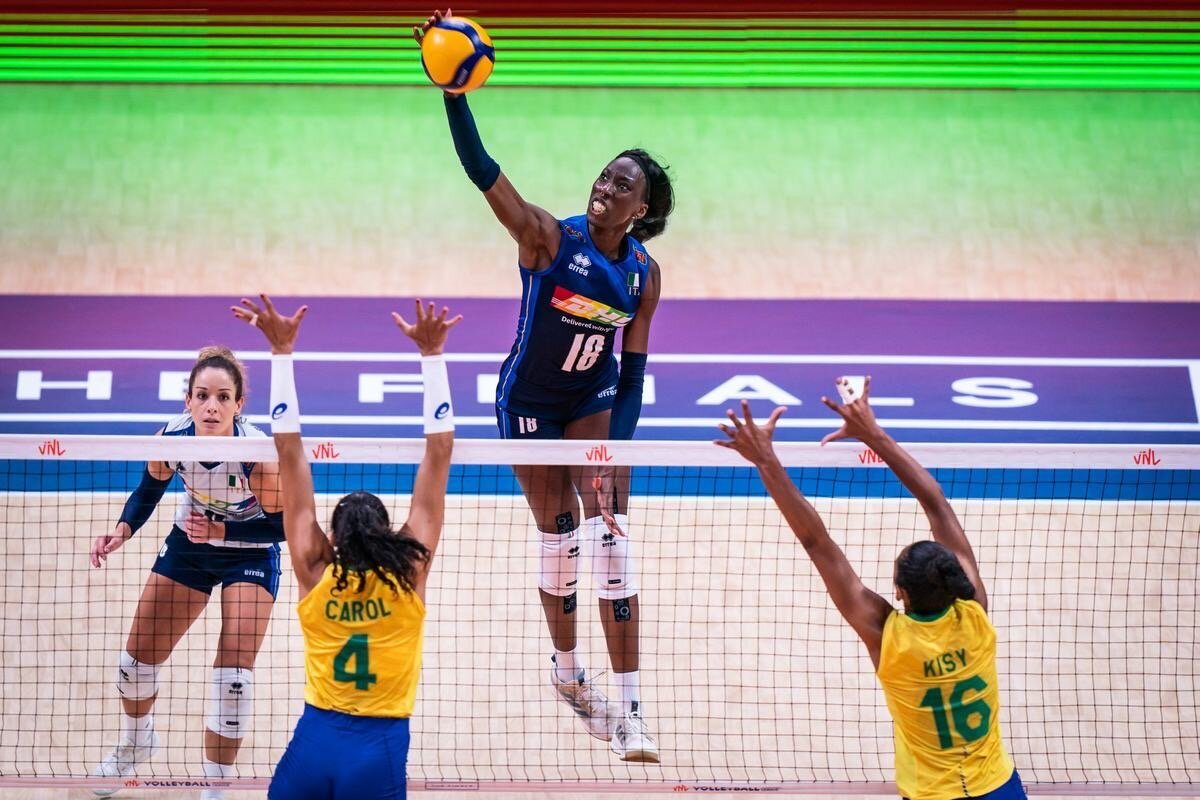 Паола Эгону в атаке