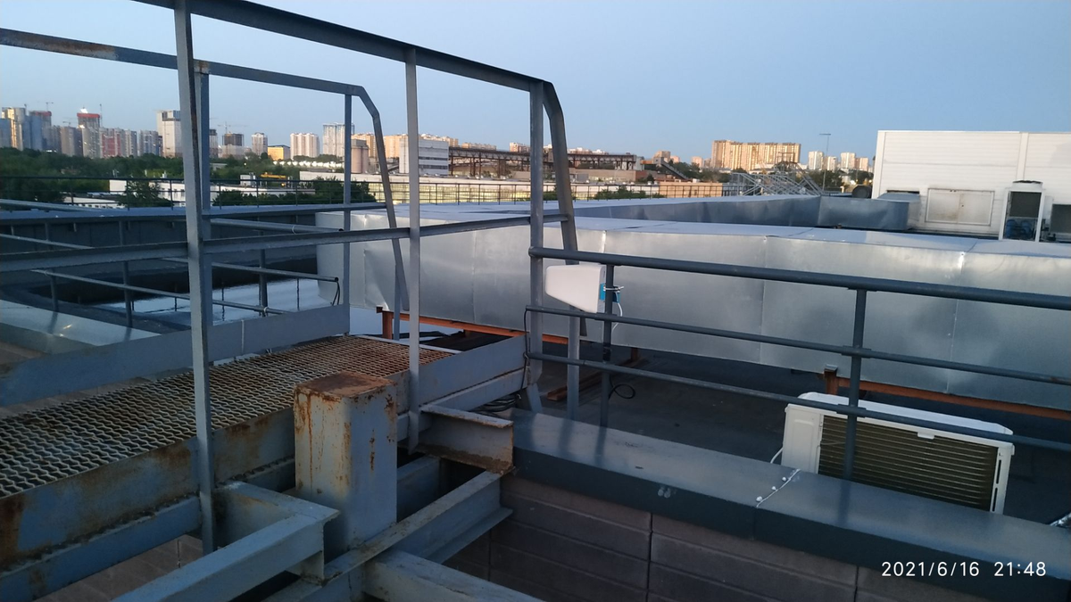 Внешняя антенна установлена на крыше здания. Она принимает любой, даже слабый, сотовый сигнал.  