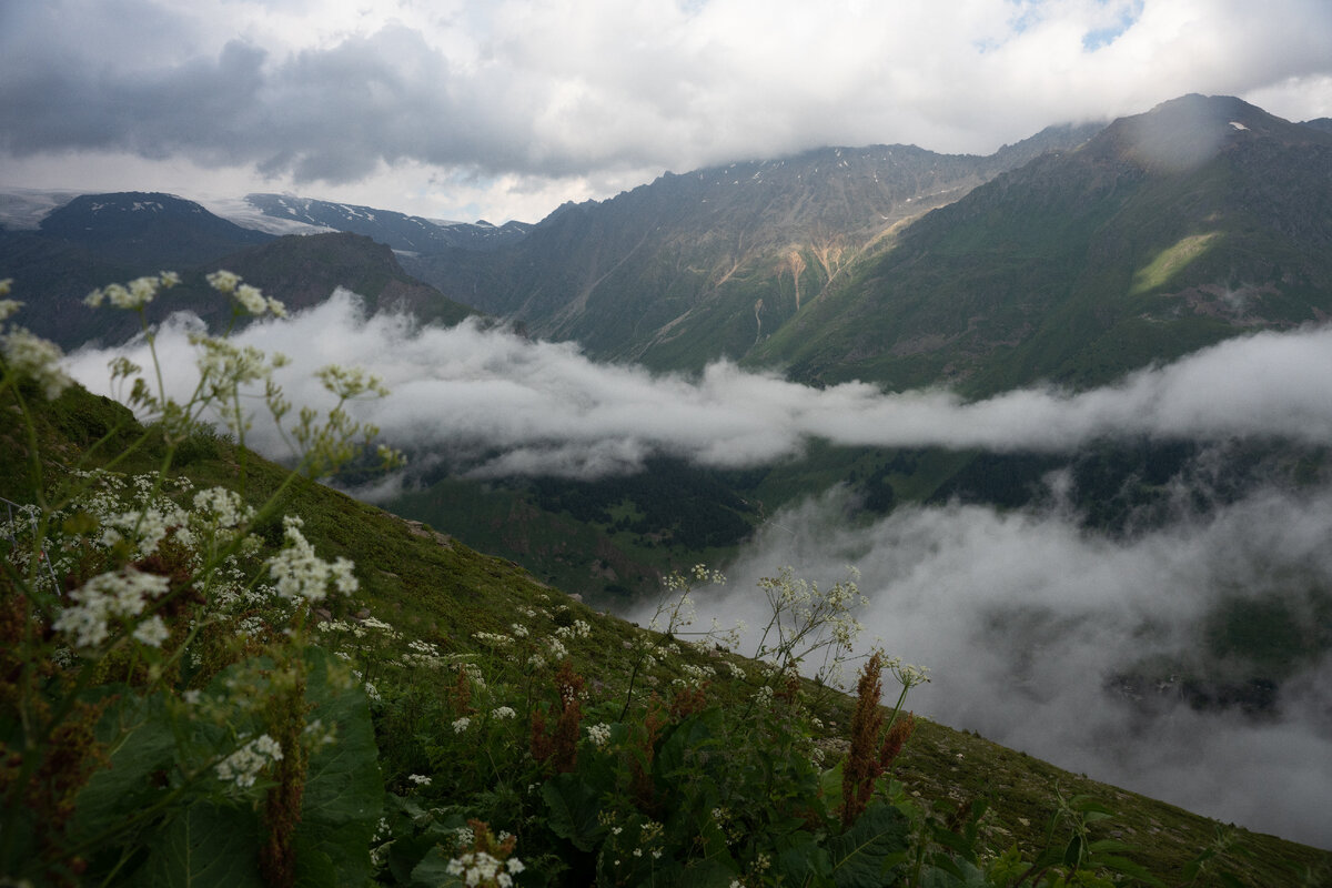 С вершины горы Чегет