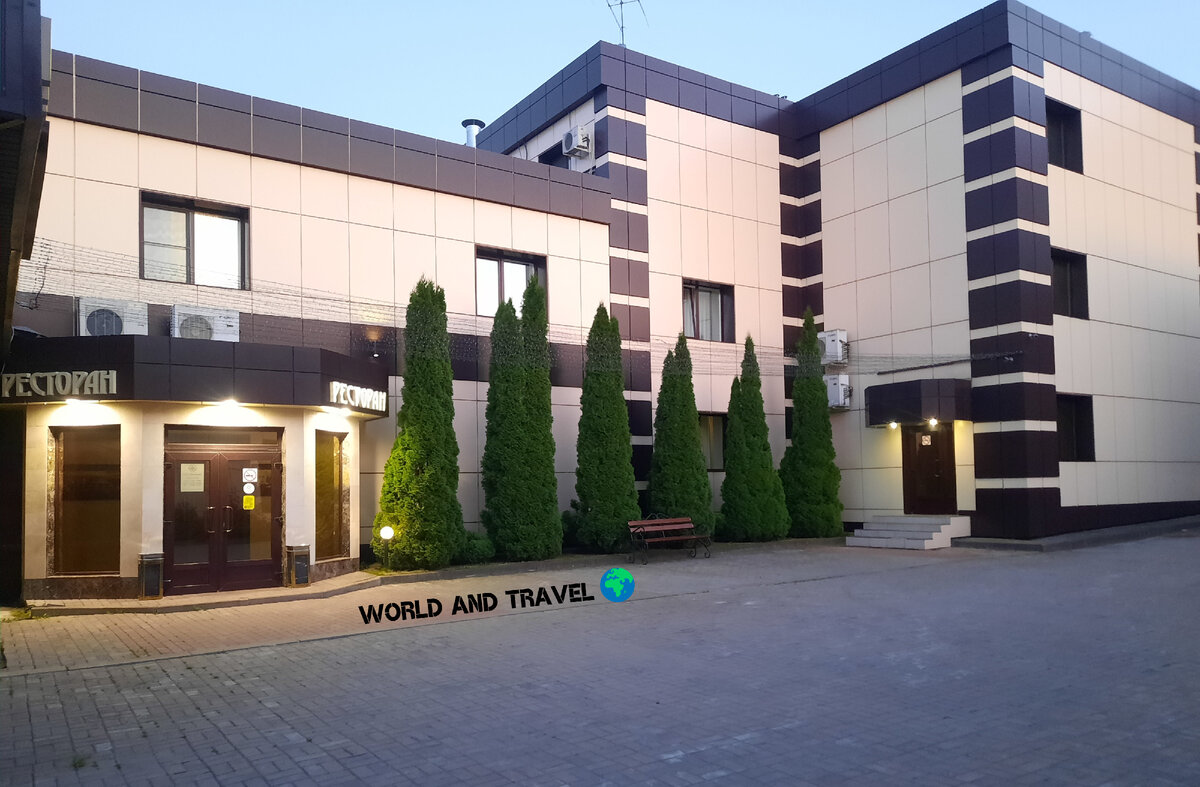 Фото из личного архива: Основной корпус гостиницы и ресторан.