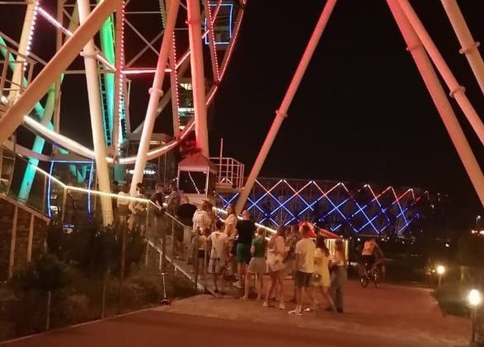     Вечером на аттракцион выстроилась очередь. Фото: ЦПКиО