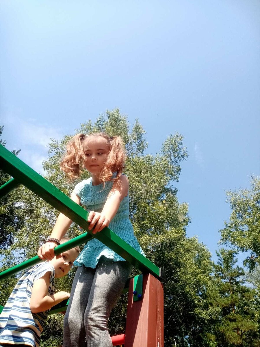 мои детки по присмотром бабушки)