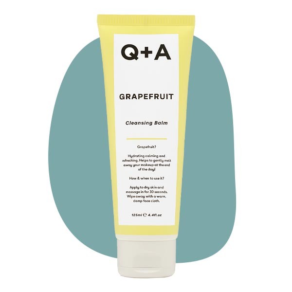 
купить1289 руб.Бальзам для сухой кожи Grapefruit Cleansing Balm, Q \+ AУ бренда есть крутая особенность: на каждом средстве чек-лист, в котором поставлены галочки напротив особенностей кожи и профитов, которые обещает продукт. Очень удобно, когда подбираешь косметику самостоятельно. Бальзам предназначен для кожи всех типов (но особенно придется по душе сухой) и обещает дать очищающий, увлажняющий и успокаивающий эффект. Текстура у бальзама маслянисто-кремовая — ее приятно и легко распределять по лицу. Макияж смывает без проблем, после процедуры — ощущение мегаувлажнения. Это заслуга масел в формуле — их там около пяти разных.