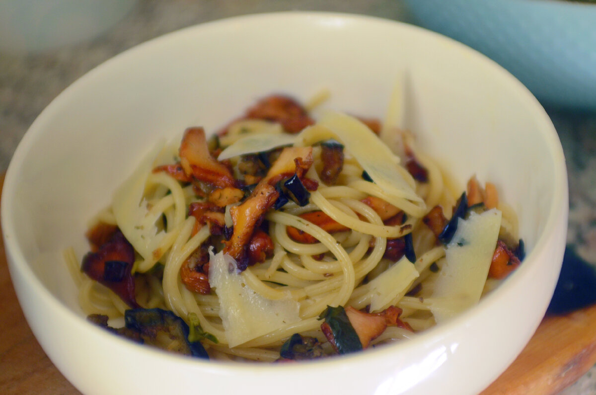 Спагетти по-итальянски с баклажанами и лисичками