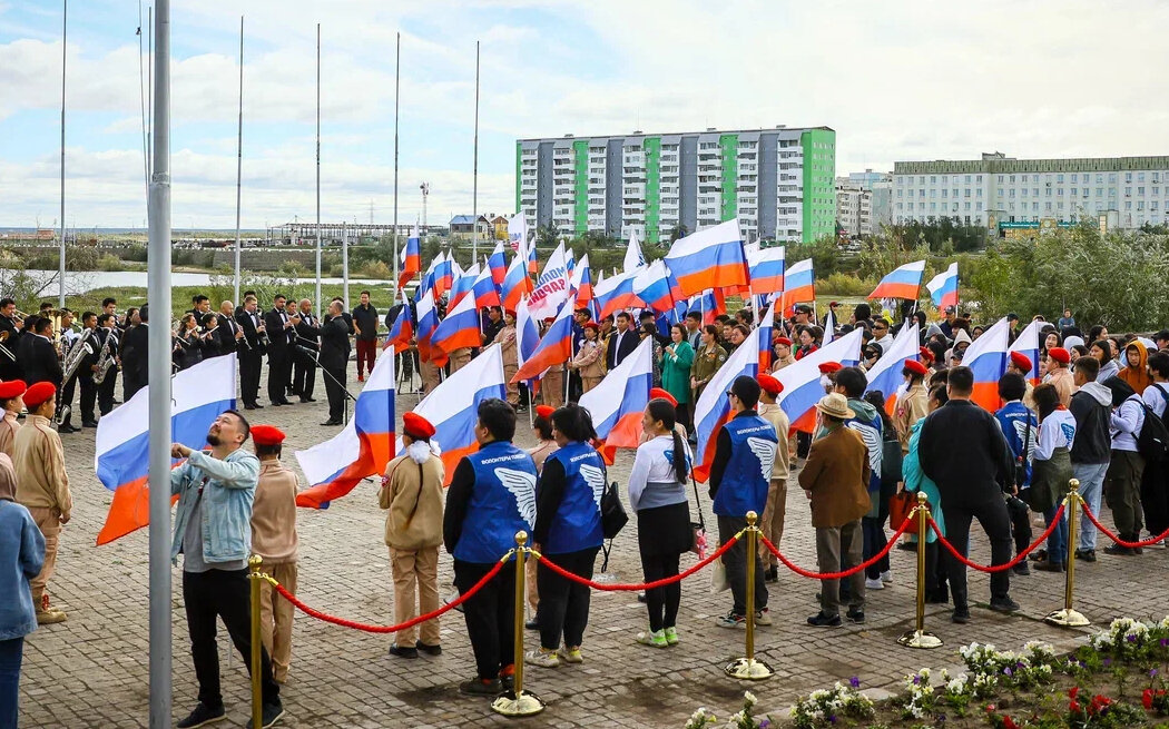 Подъем российского флага в школе. Источник: sakhalife.ru