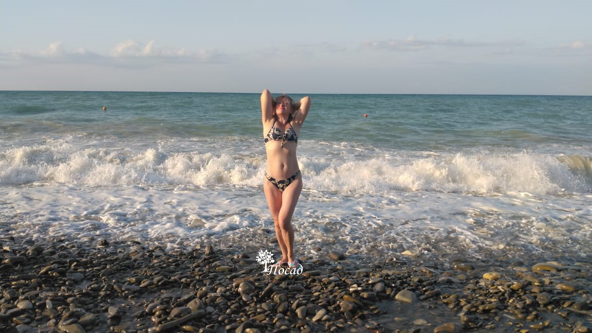 И себя на фоне бурного моря!