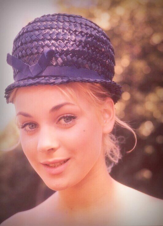 Уши актрисы не проколоты. 