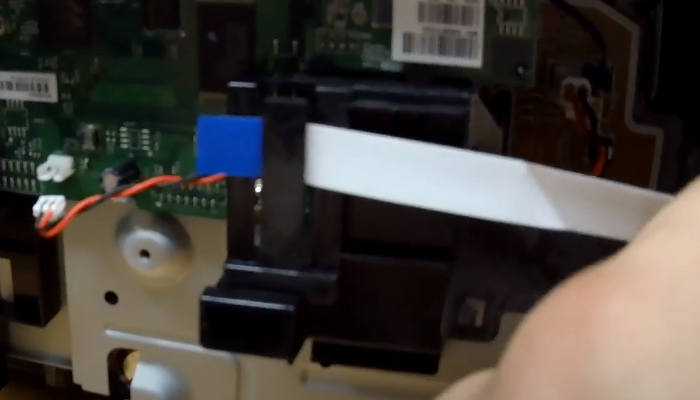 Фото 30. Аккуратно снимаем плату