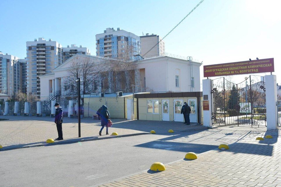     Асфальт провалился на улице Бурейской, которая идет вдоль областной больницы. Инна ШЕРЕМЕТЬЕВА