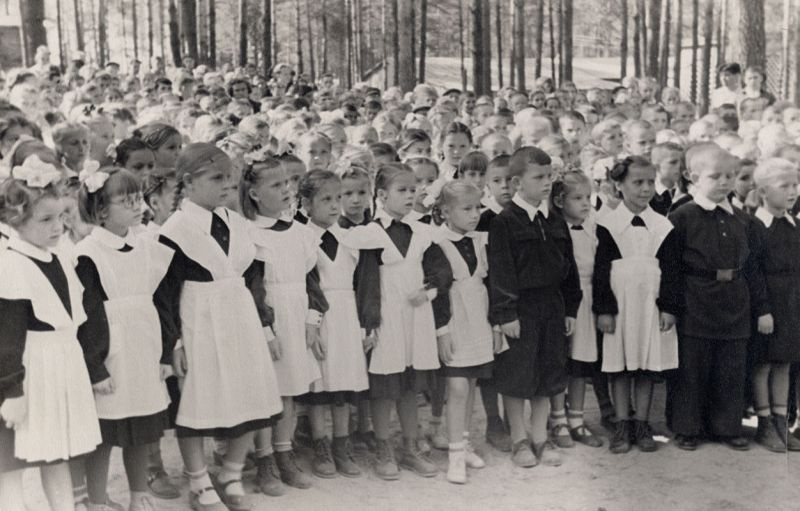 Неизвестный автор Первокласники на первой школьной линейке в школе № 14
Дата съемки: 1962 год