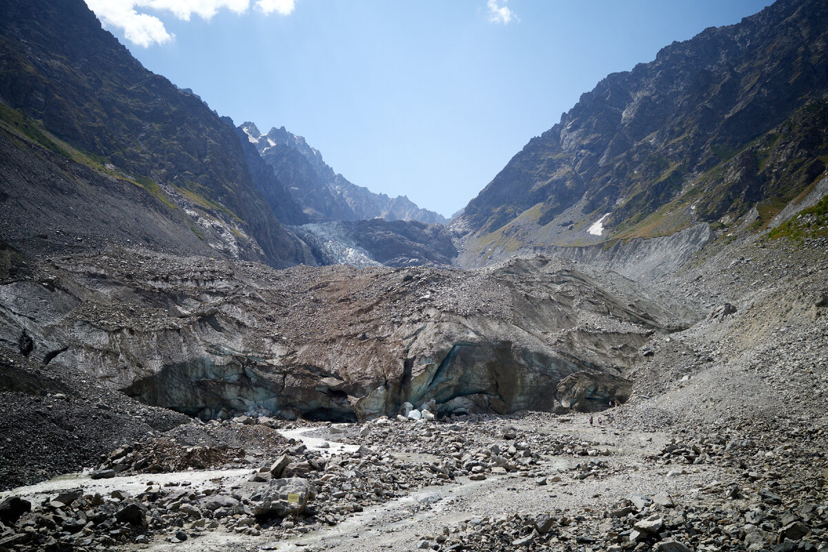Язык цейского ледника. В правом углу люди для масштаба