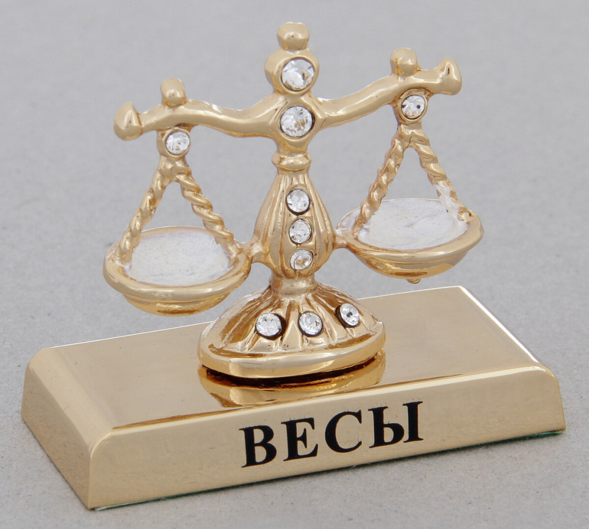 Весы по  своей натуре спокойные,уравновешенные  существа этого мира.. Всегда сдерживают свои эмоции в трудных и напряженных ситуациях. Звезды к ним благоволят,ставят их на вершину,и люди достигают больших успехов в  жизни,но что касается любви,то с этим звезды помочь не могут,потому что весам  в жизни суждено быть одинокими,но звезды не исключают общение с близкими и друзьями,что тоже очень важно. В целом у весов жизнь складывается благополучно,т.к. они всего добиваются самостоятельно и живут достаточно спокойно.