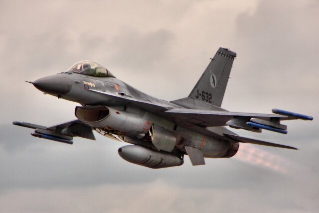    Истребитель F-16 (cc) Airwolfhound