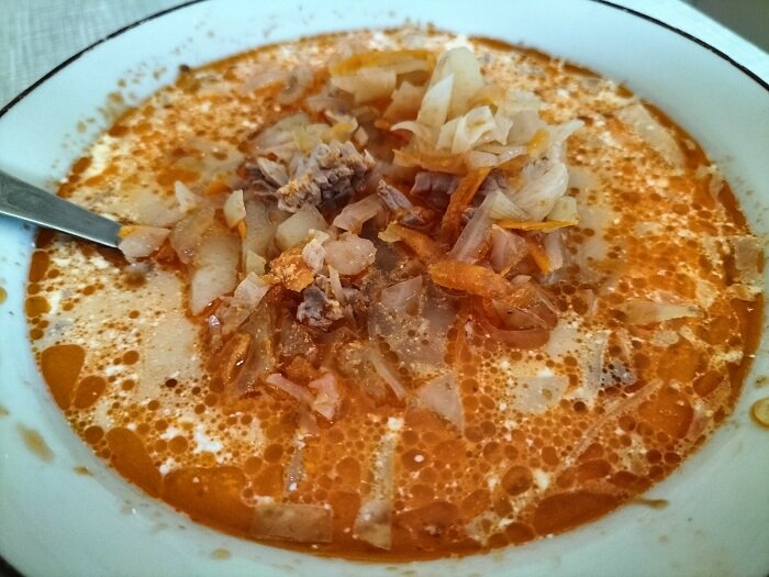 Щи получаются наваристые на свинине с косточкой.