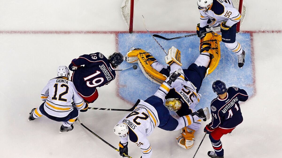    Игровой момент матча "Коламбус" - "Баффало"© AFP 2022 / irk Irwin / GETTY IMAGES NORTH AMERICA