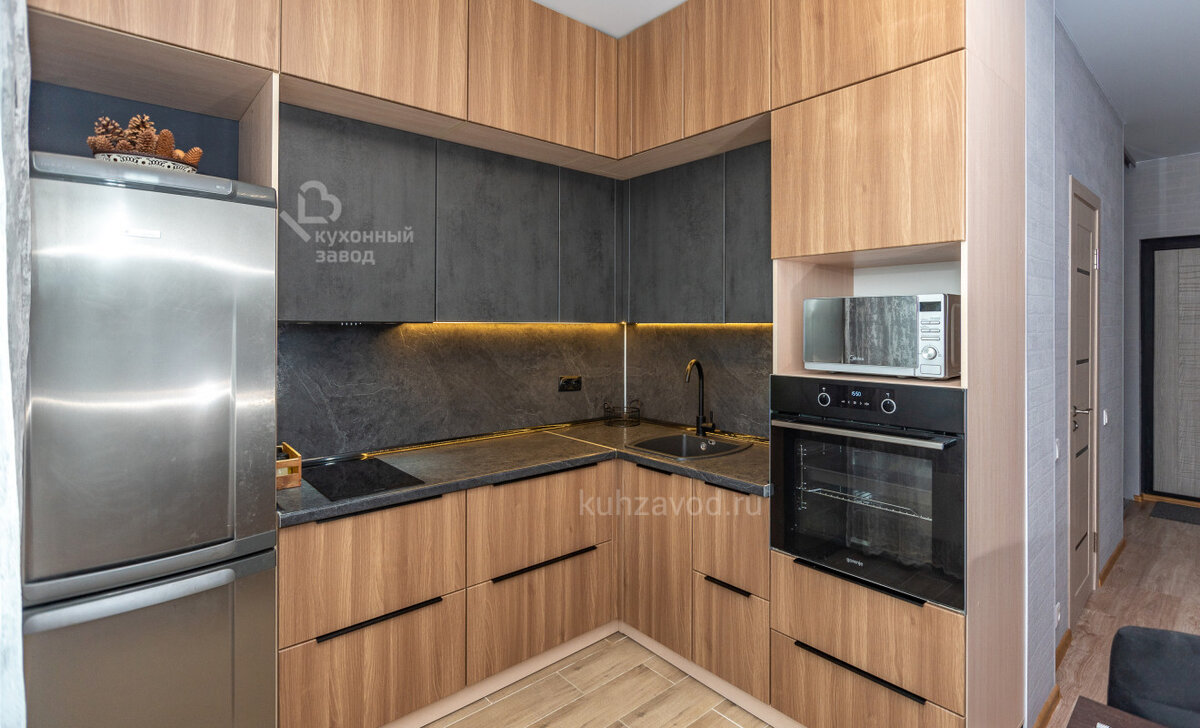 Один из наших новых проектов – угловая кухня «Амантея» с тремя уровнями ящиков. Стоимость гарнитура с учётом скидки составляет 80 100 рублей; в цену входят корпусы, фасады и все комплектующие, кроме мойки и техники. Гарантия – 24 месяца 